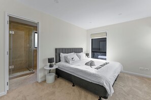 4 chambres, bureau, fer et planche à repasser, accès au Wi-Fi (inclus)