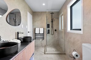 Shower, hair dryer, towels, soap - In the country, but so close to town, and main highway. (Karaka)