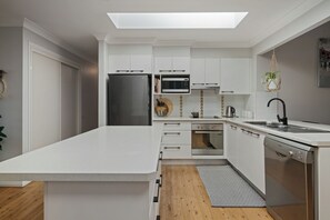 ثلاجة، ميكروويف، فرن، موقد طهي مسطح