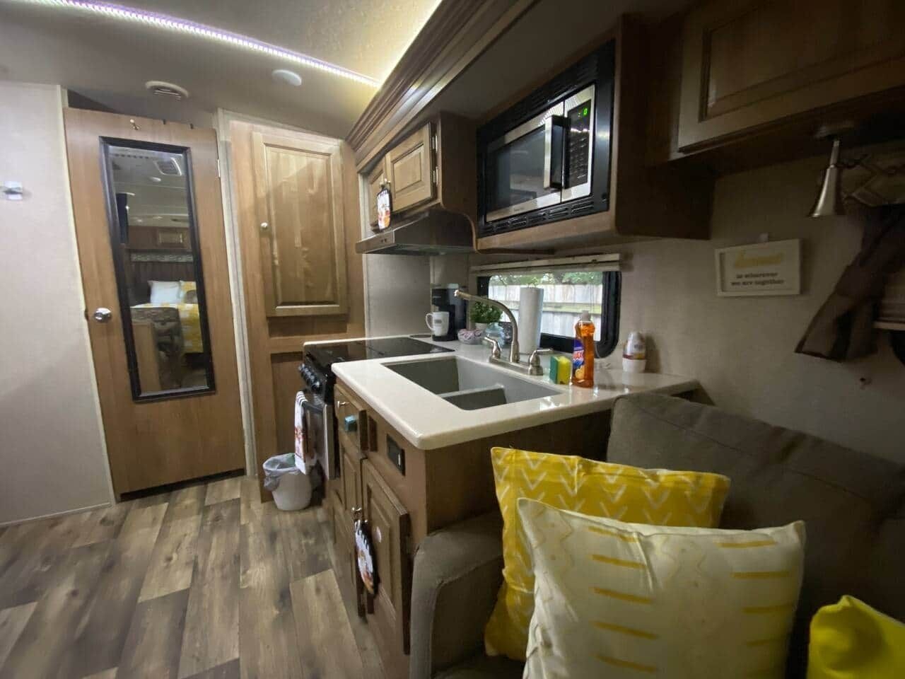 Een koelkast, een microgolfoven, een kookplaat, een broodrooster