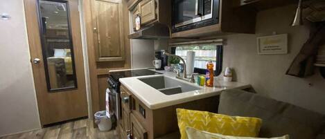 Réfrigérateur, micro-ondes, plaque de cuisson, grille-pain