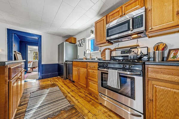 Microondas, horno, parrilla de estufa y lavavajillas 