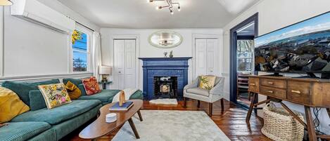 Una televisión, una chimenea