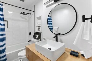 Chuveiro, secador de cabelo, toalhas de banho 