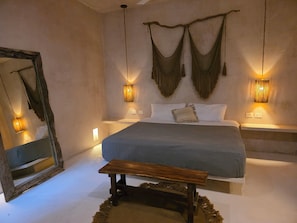 Espacio para trabajar con laptop y tabla de planchar con plancha