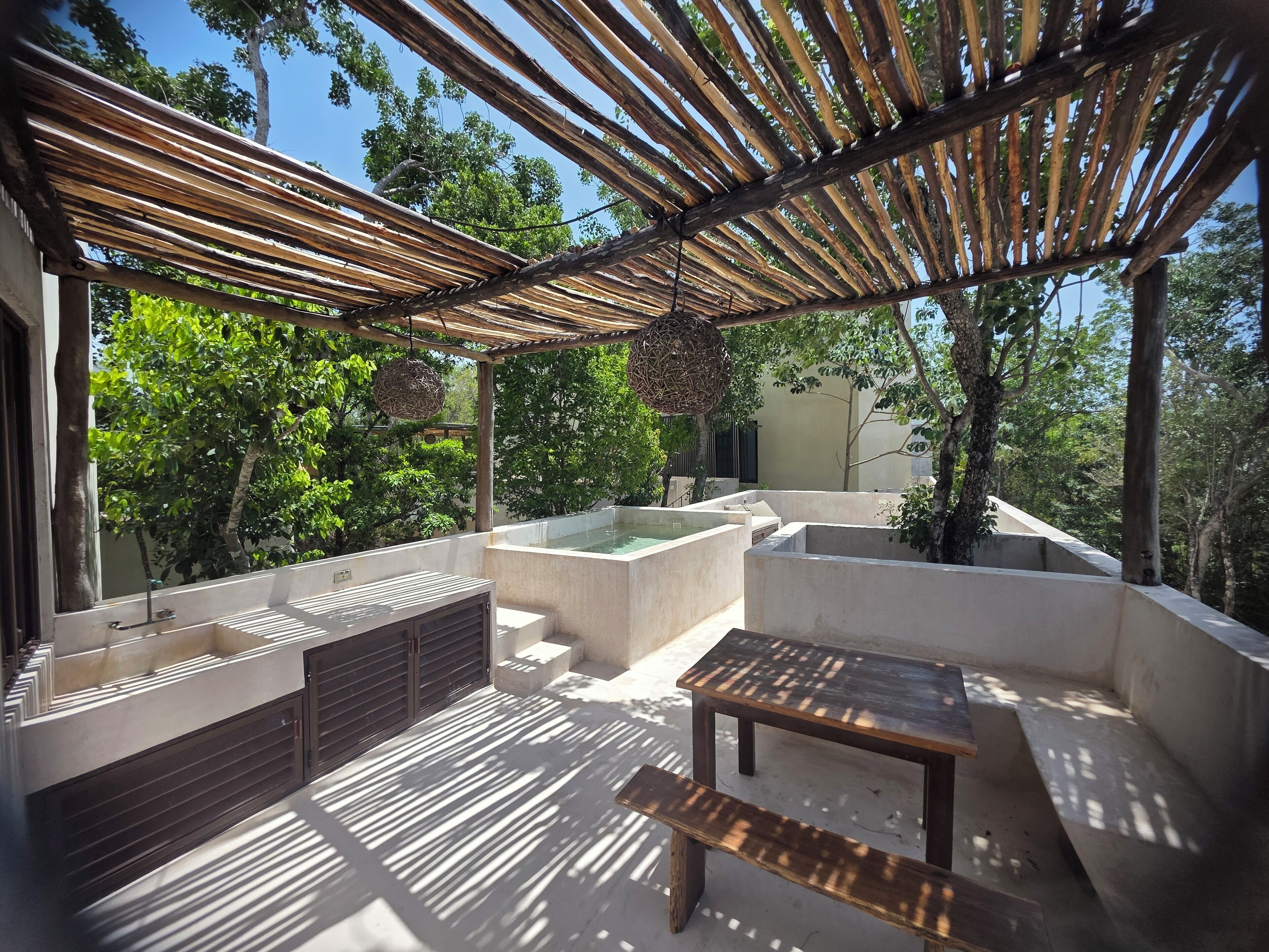 สระว่ายน้ำกลางแจ้ง