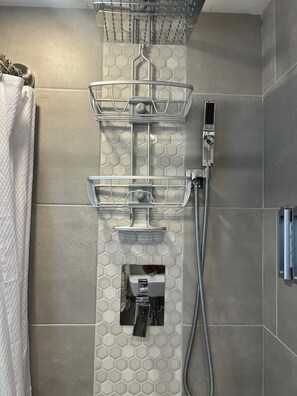 Secadora de cabello, toallas, jabón, papel de baño 