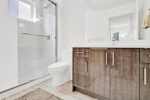 Bidet, towels, soap, toilet paper - WestCoastNest - Centrally located Vancouver home (Vancouver)
