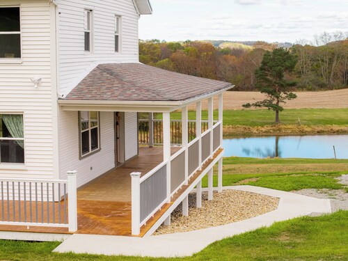 Charming farmhouse in Rockwood 4 bedrooms fireplace with pond serene and scenic!