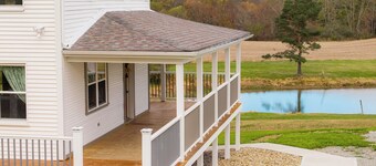 Charming farmhouse in Rockwood 4 bedrooms fireplace with pond serene and scenic!