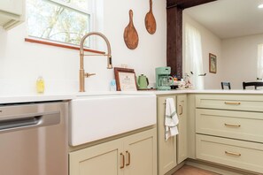 Four Ă micro-ondes, un four, surface de cuisson, lave-vaisselle