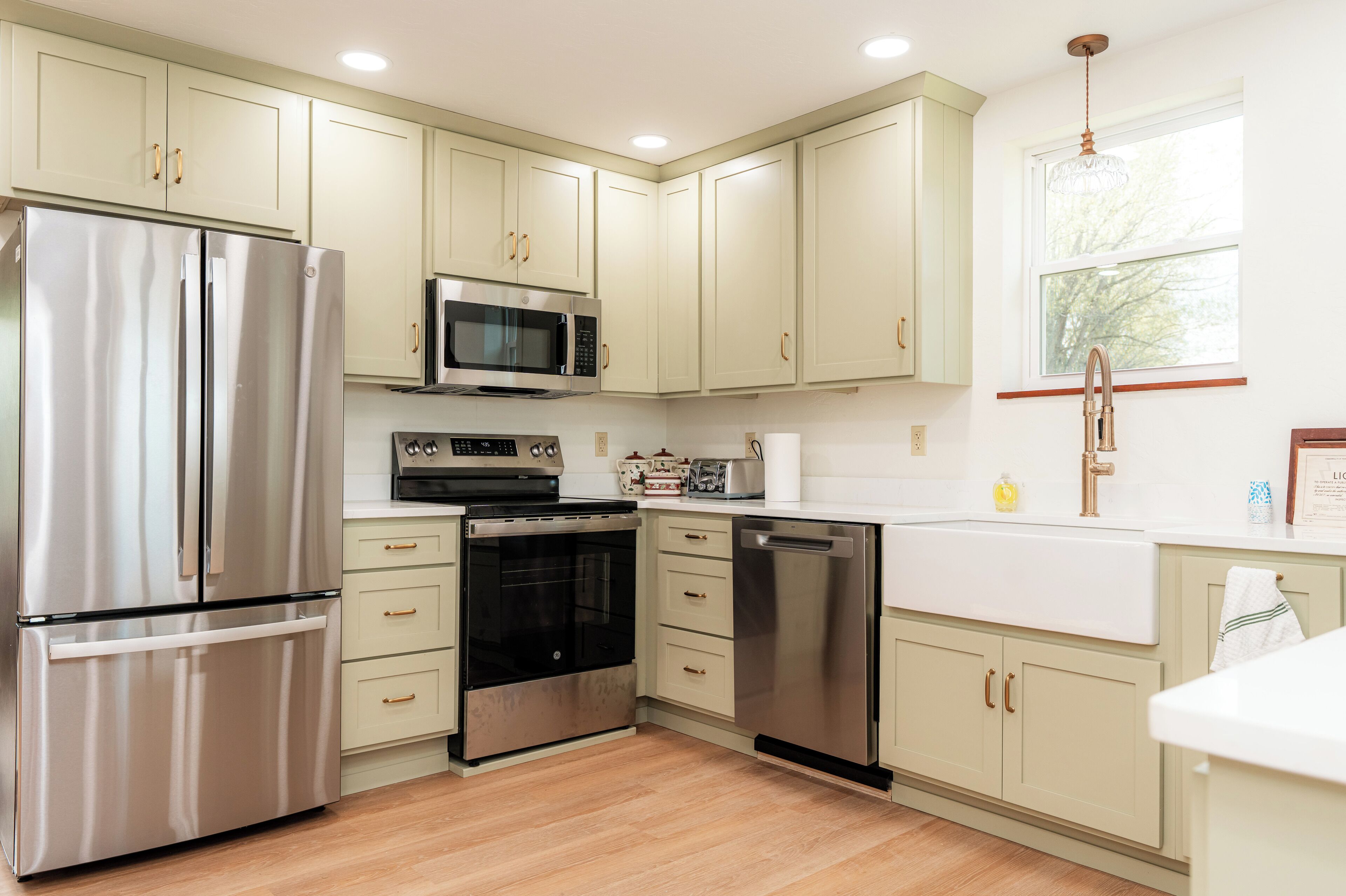 Micro-ondes, four, plaque de cuisson, lave-vaisselle