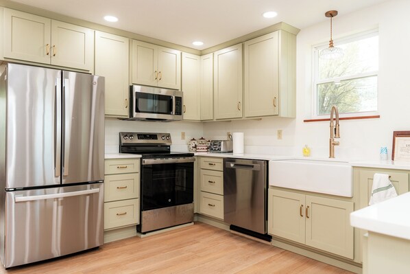 ميكروويف، فرن، موقد طهي مسطح، غسالة أطباق