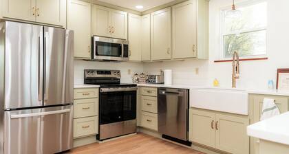 Charming farmhouse in Rockwood 4 bedrooms fireplace with pond serene and scenic!