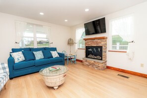 TV, fireplace - Charming farmhouse in Rockwood 4 bedrooms fireplace with pond serene and scenic! (Rockwood)