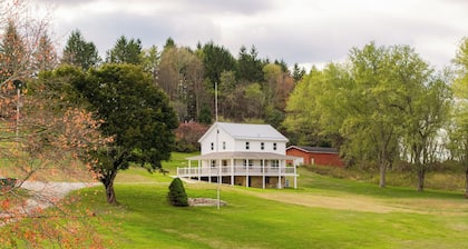 Charming farmhouse in Rockwood 4 bedrooms fireplace with pond serene and scenic!