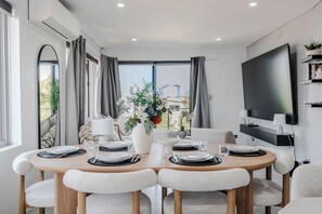 Dining - 2 Bedroom Ocean Views & Walk to Freshwater & Manly (Queenscliff)
