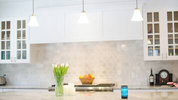 Micro-ondes, four, plaque de cuisson, lave-vaisselle