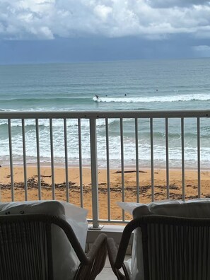 Beach - Beachfront 3-Bedroom Apartment with Breathtaking Views in Luquillo (Luquillo)