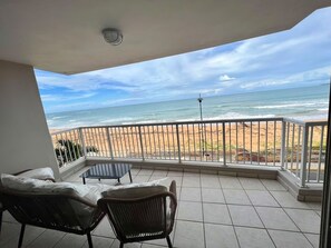 Property grounds - Beachfront 3-Bedroom Apartment with Breathtaking Views in Luquillo (Luquillo)