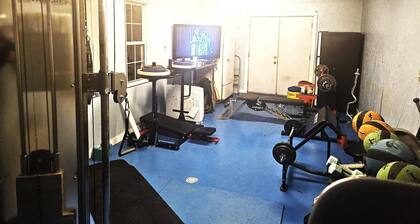 Charming barn with 1 bedroom and AC, fitness room in lovely Salem