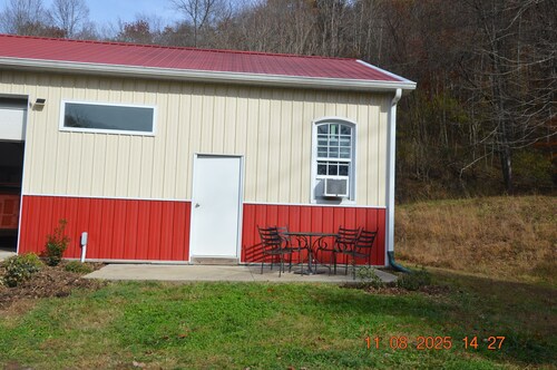 Charming barn with 1 bedroom and AC, fitness room in lovely Salem
