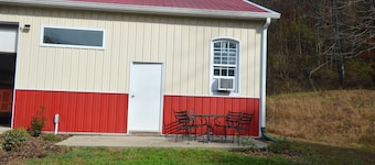 Charming barn with 1 bedroom and AC, fitness room in lovely Salem