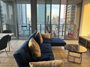 Living area - 3-bedroom condo in fabulous Miami with VIEWS, KASEYA CENTER/ CRUISE PORT (Miami)