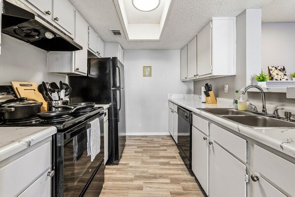 雪櫃、微波爐、焗爐、爐具