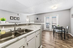 雪櫃、微波爐、焗爐、爐具