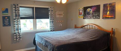 5 bedrooms, iron/ironing board, internet, bed sheets