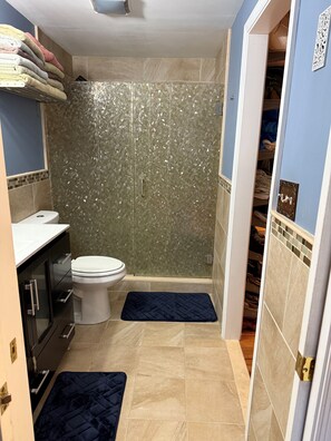 Shower, hair dryer, towels, soap - Home away from home (Wilmington)