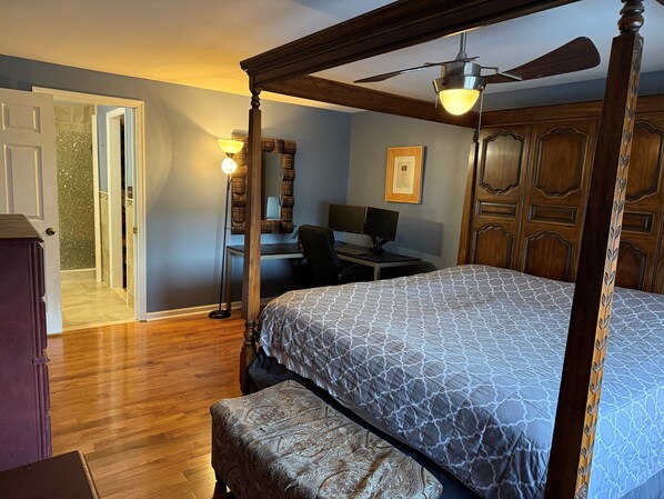 5 bedrooms, iron/ironing board, internet, bed sheets - Home away from home (Wilmington)