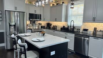 Een magnetron, een oven, een kookplaat, een vaatwasser