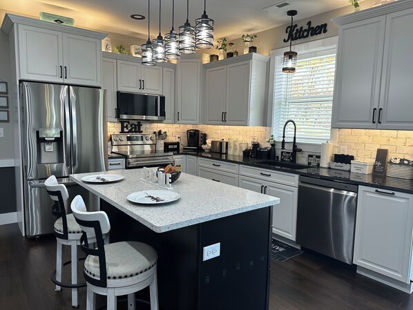 Een magnetron, een oven, een kookplaat, een vaatwasser