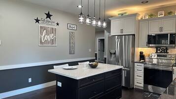 Een magnetron, een oven, een kookplaat, een vaatwasser