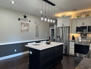 Een magnetron, een oven, een kookplaat, een vaatwasser