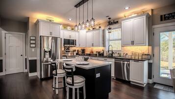 Een microgolfoven, een oven, een kookplaat, een vaatwasser