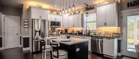 Een magnetron, een oven, een kookplaat, een vaatwasser