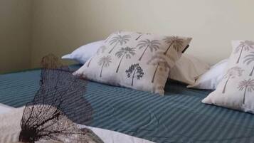 3 chambres, fer et planche à repasser, Wi-Fi, draps fournis