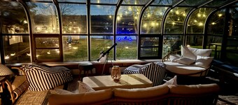 Idyllic lake views solarium spa outdoor movies