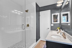 Douche, séchoir à cheveux, serviettes fournies
