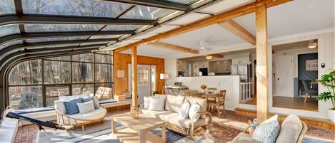 Älytelevisio, takka, videopelejä, DVD-soitin