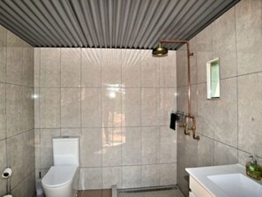 シャワー、タオル、石鹸、トイレットペーパー