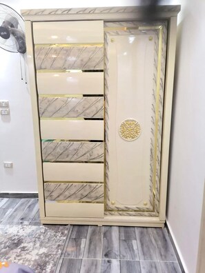 Ein Schrank mit Marmoroptik und goldenen Akzenten.