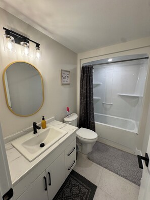 Hair dryer, towels, soap, toilet paper - Cozy & Stylish Retreat with Modern Comforts (Moncton)