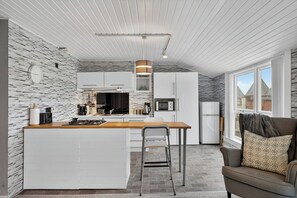 Oven, stovetop, coffee/tea maker, toaster - Coastal Charm: Modern Retreat by Seafront (Largs)