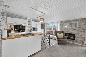 Oven, stovetop, coffee/tea maker, toaster - Coastal Charm: Modern Retreat by Seafront (Largs)