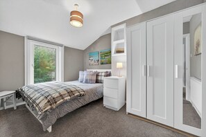 2 bedrooms, iron/ironing board, WiFi, bed sheets - Coastal Charm: Modern Retreat by Seafront (Largs)