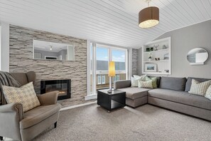 TV - Coastal Charm: Modern Retreat by Seafront (Largs)